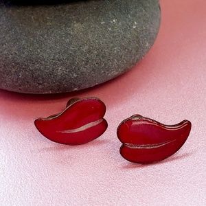 Vintage artsy heart screw back earrings